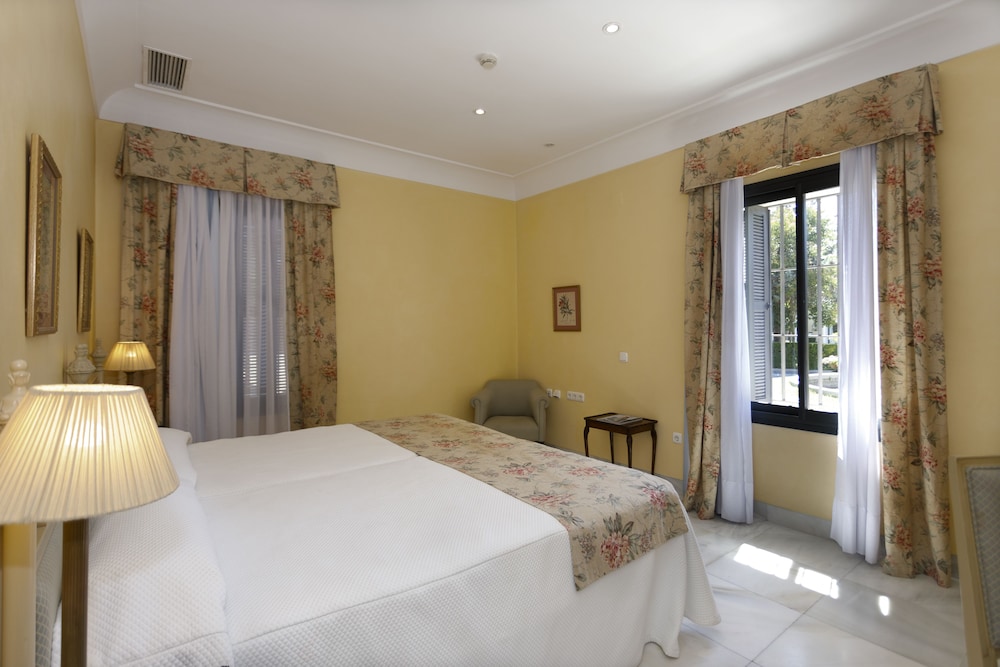 Standard Room (3 Adults) - Photo 2