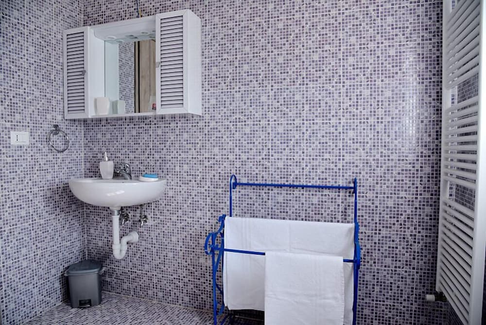 Economy Triple Room, Ensuite