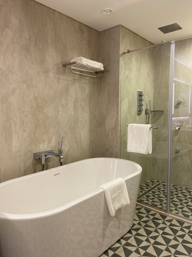 Grand 1-bedroom Suite - Complimentary Luxury Transfers to Jumeirah Beach and Mall of Emirates thumbnail 5