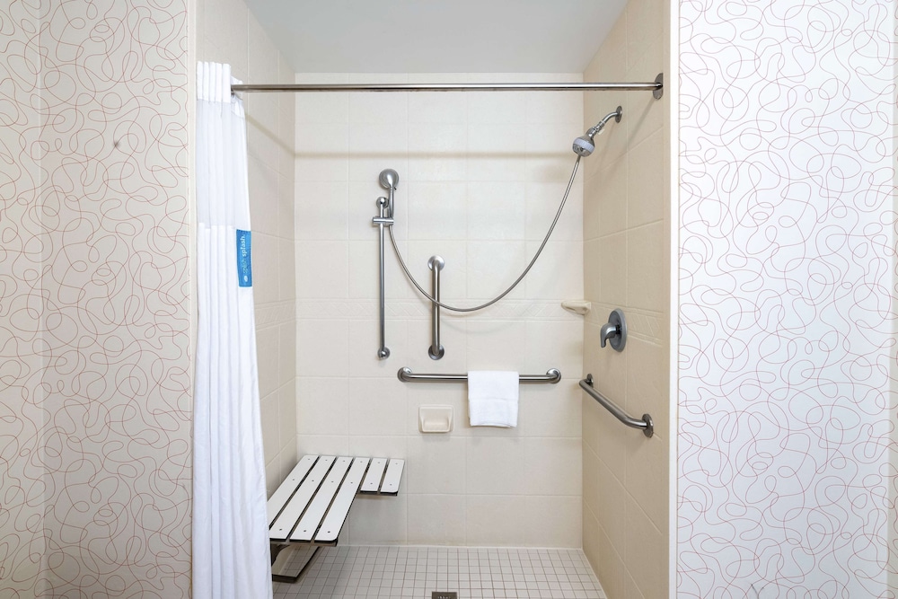 Classic Room, 2 Queen Beds, Accessible, Bathtub - Photo 6