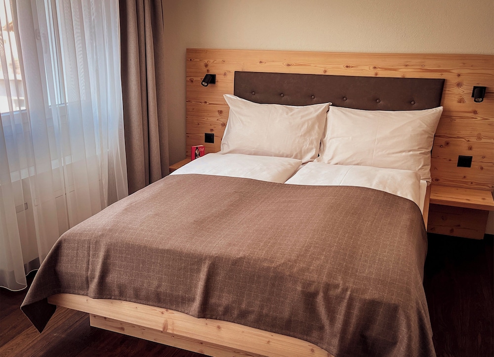 Double Room Queensize with balcony photo 3