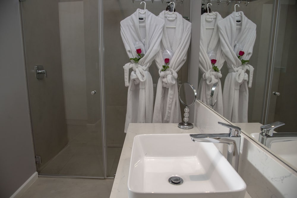 Classic Room, 1 King Bed, Balcony, Ocean View - Photo 4