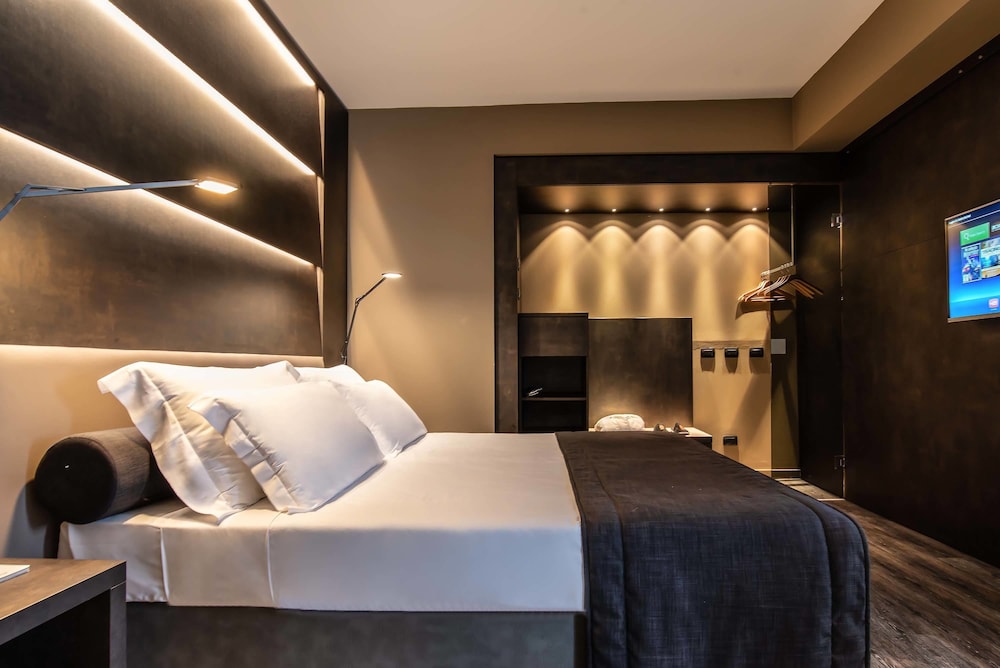 Suite, 1 King Bed With Sofa Bed photo 1