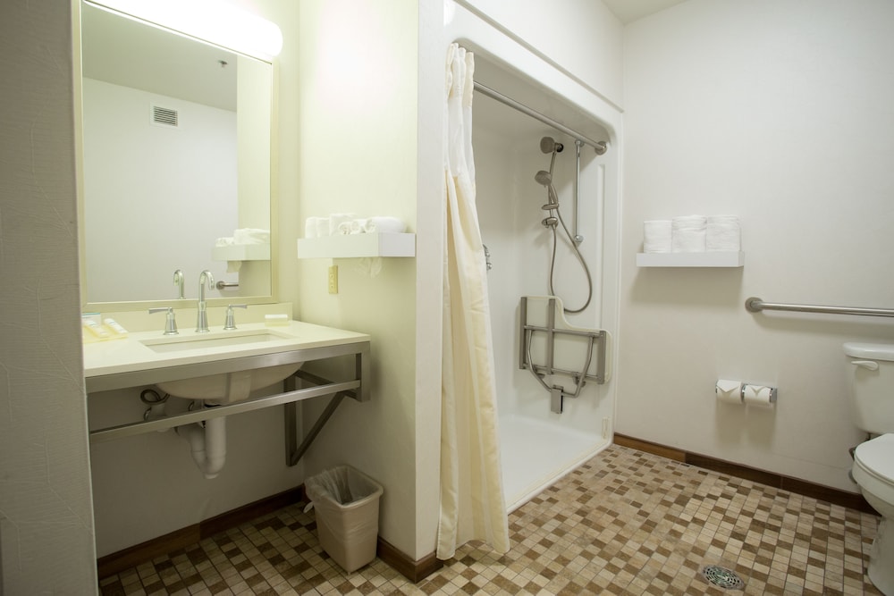 Room, 2 Queen Beds, Accessible (Roll-In Shower)