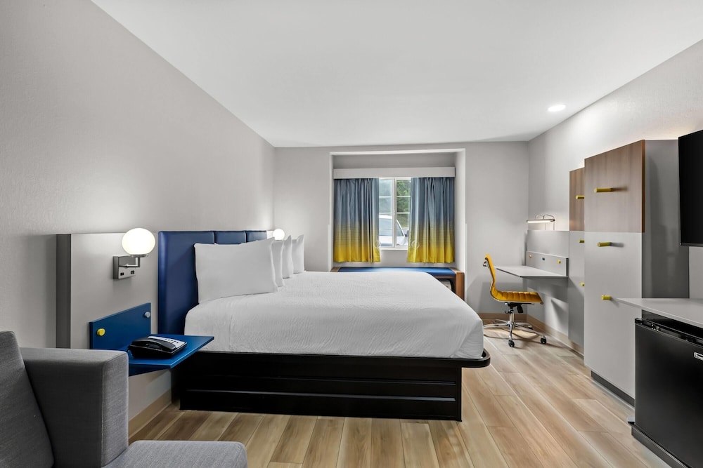 Suite, 1 King Bed, Accessible, Non Smoking (Bathtub w/ Grab Bars) photo 1