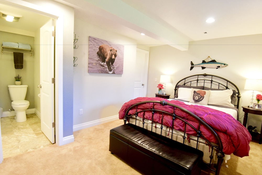 Deluxe Suite, 1 Queen Bed Private Ensuite Bath photo 1