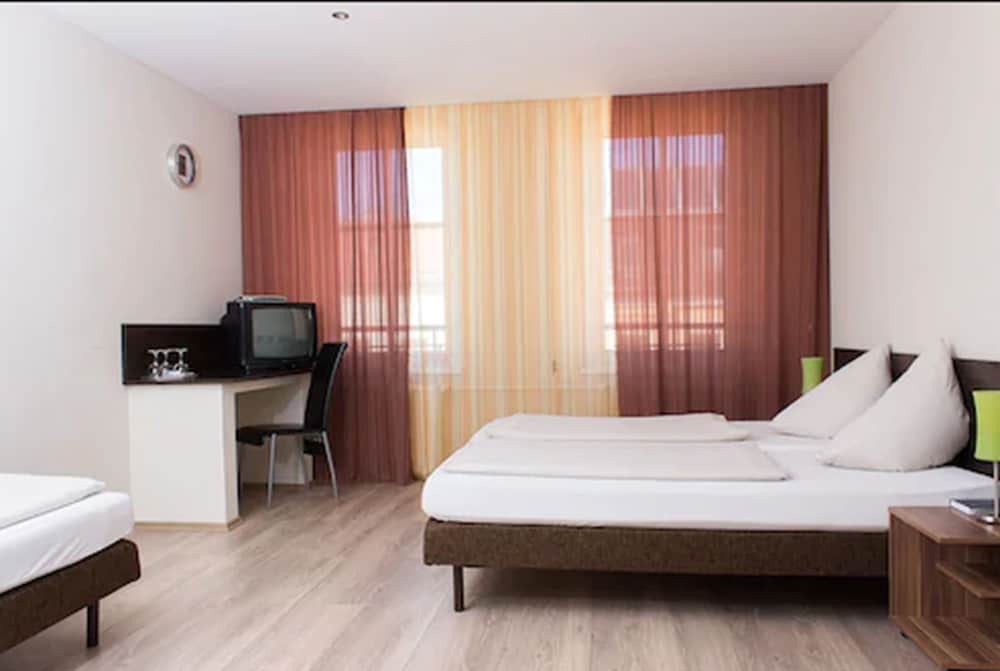 Economy Triple Room (Private External Shower and Toilet) photo 1