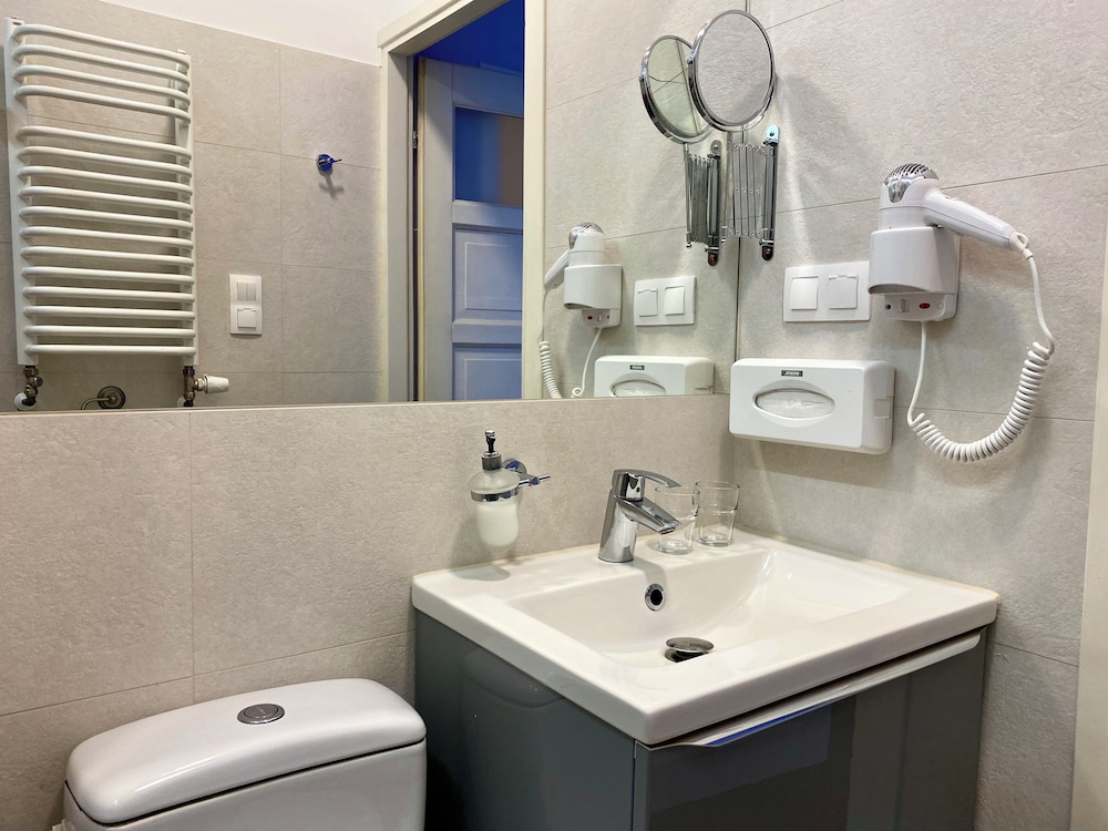 Classic Triple Room, Ensuite photo 3