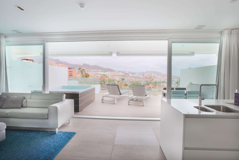 Suite, 1 Bedroom, Hot Tub, Sea View (Divinity Lago)