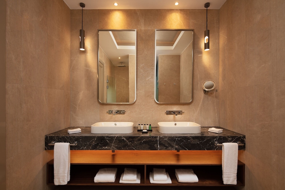 Executive Suite, 1 King Bed thumbnail 6
