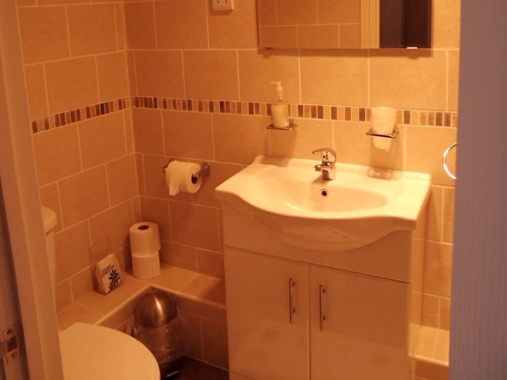 Standard Suite, Ensuite photo 3