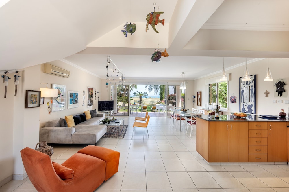 Villa photo 2