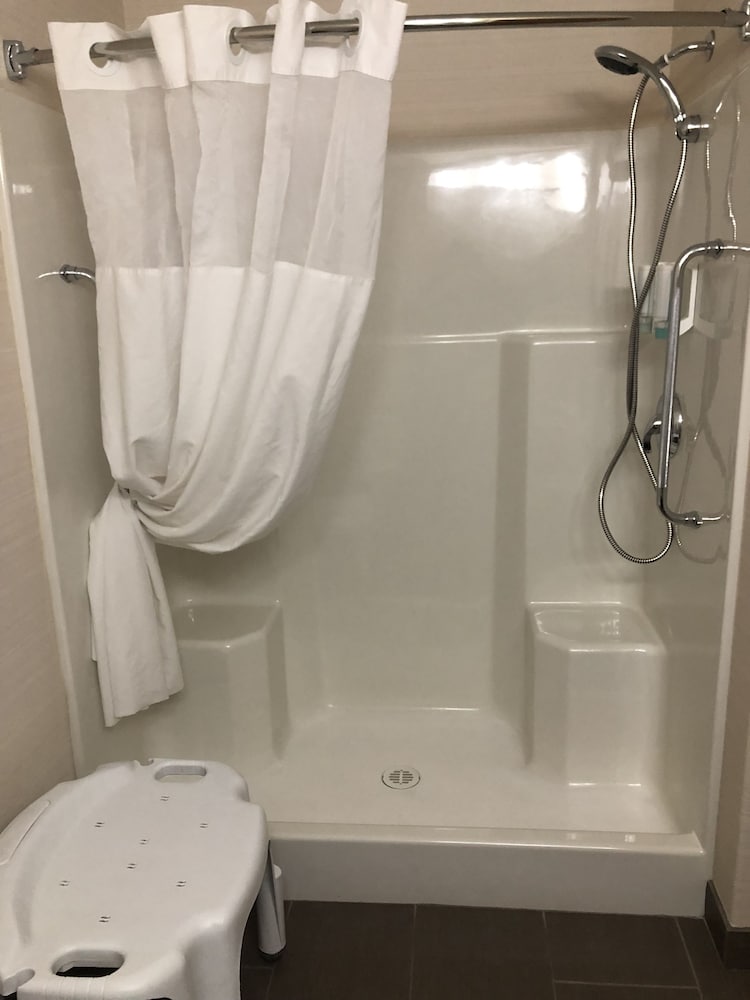 Standard Room, 1 Queen Bed, Accessible, Refrigerator - Photo 5