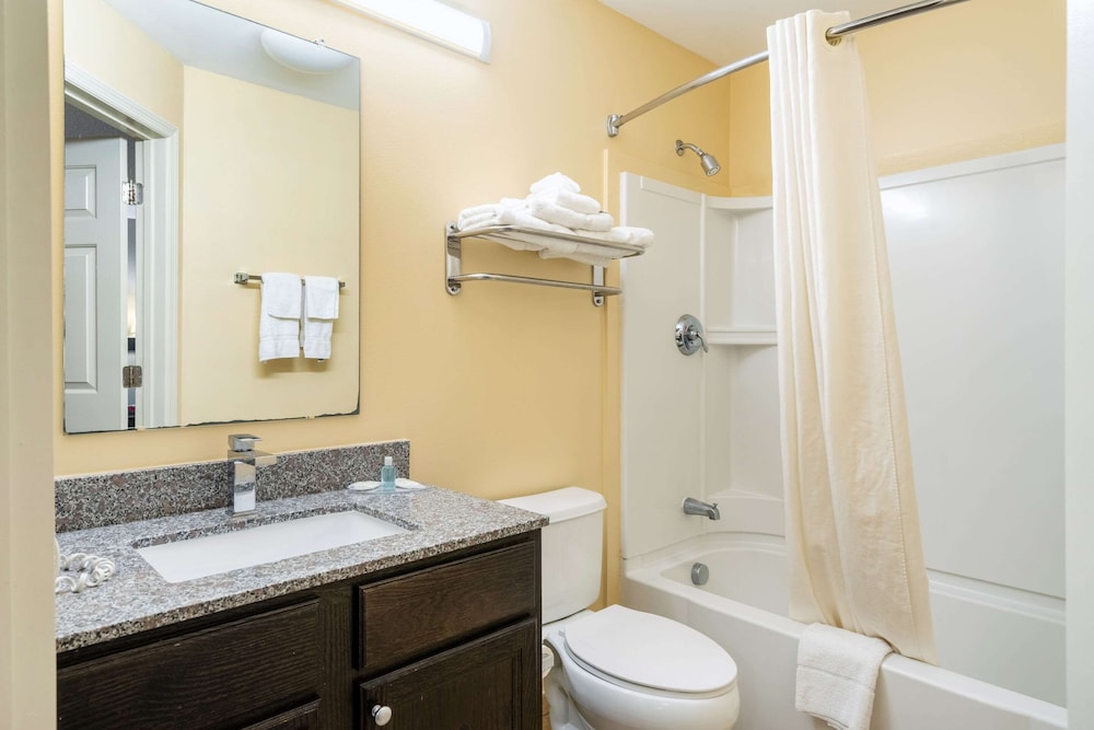 Room, 2 Queen Beds, Non Smoking (Upgrade) - Photo 7