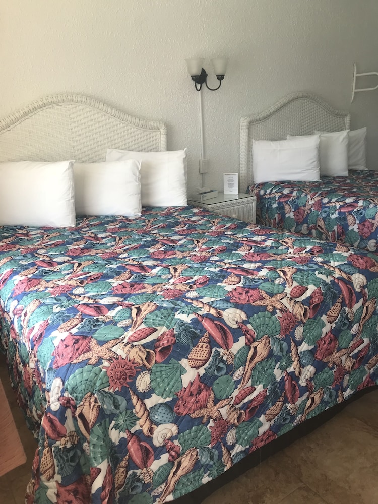 Comfort Room, 2 Queen Beds, Kitchenette