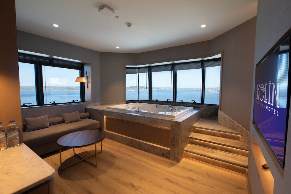 PANAROMIC JACUZZI ROOM WITH BOSPHORUS photo 2