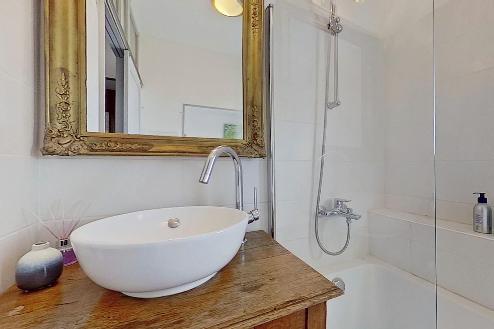 The Rollier shared bathroom photo 2