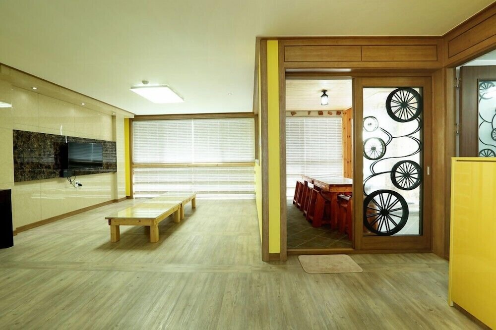 Room (502) photo 3