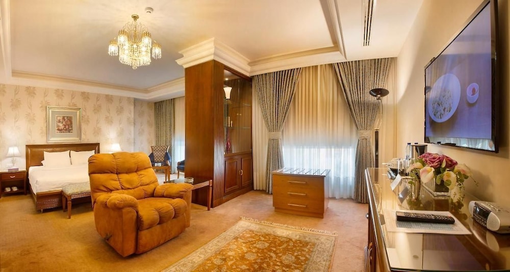 Deluxe Suite - Photo 1