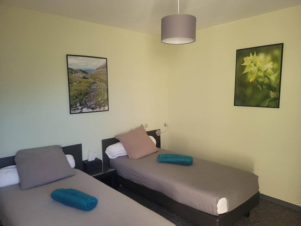 Standard Twin Room, Ensuite, Mountain View (Twin 2) photo 1