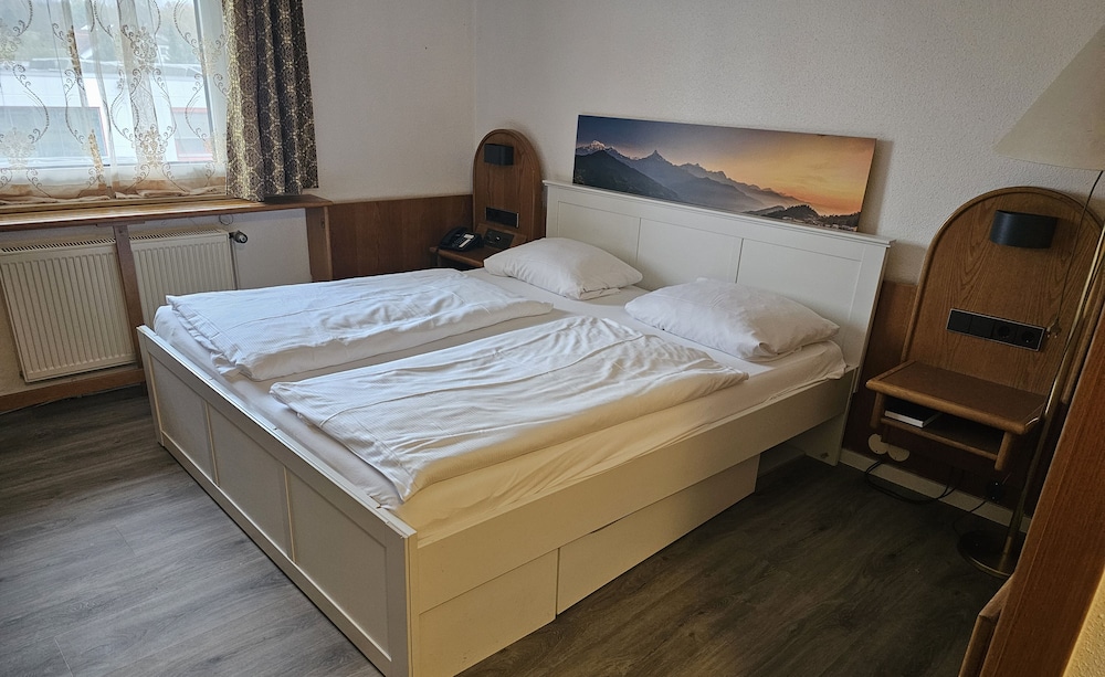 Basic Twin Room, 1 Double Bed