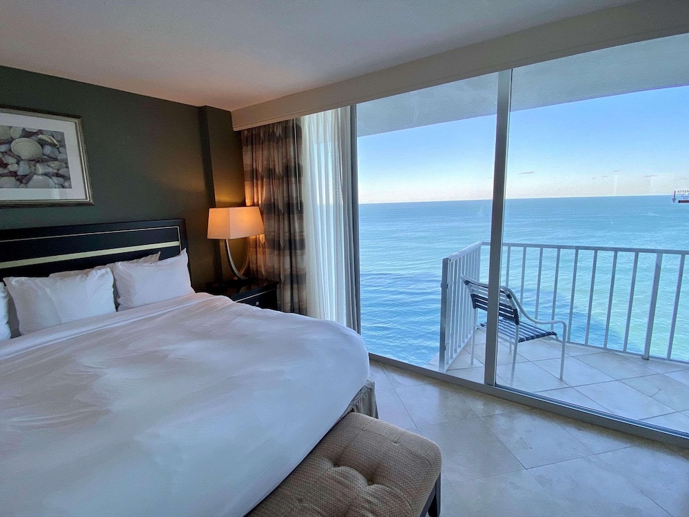 Premium Studio Suite, 1 King Bed with Sofa bed, Oceanfront - Photo 5