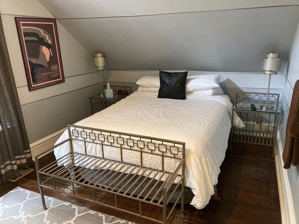 Double Room, Shared Bathroom (Art Deco)