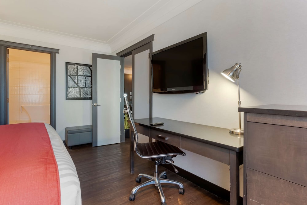 Suite, 1 King Bed, Non Smoking, Jetted Tub (Living Room;with Sofabed) - Photo 11