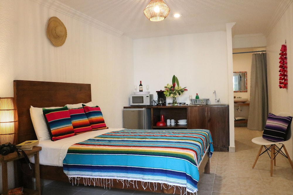 Superior Room, 1 King Bed, Pool View photo 3