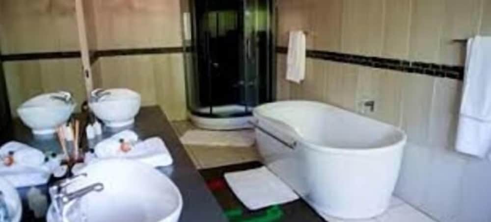 Double Room (Bath & Shower)