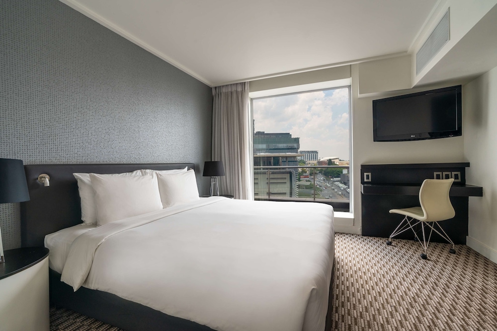 Suite, Club Lounge Access, City View (Balcony) photo 1