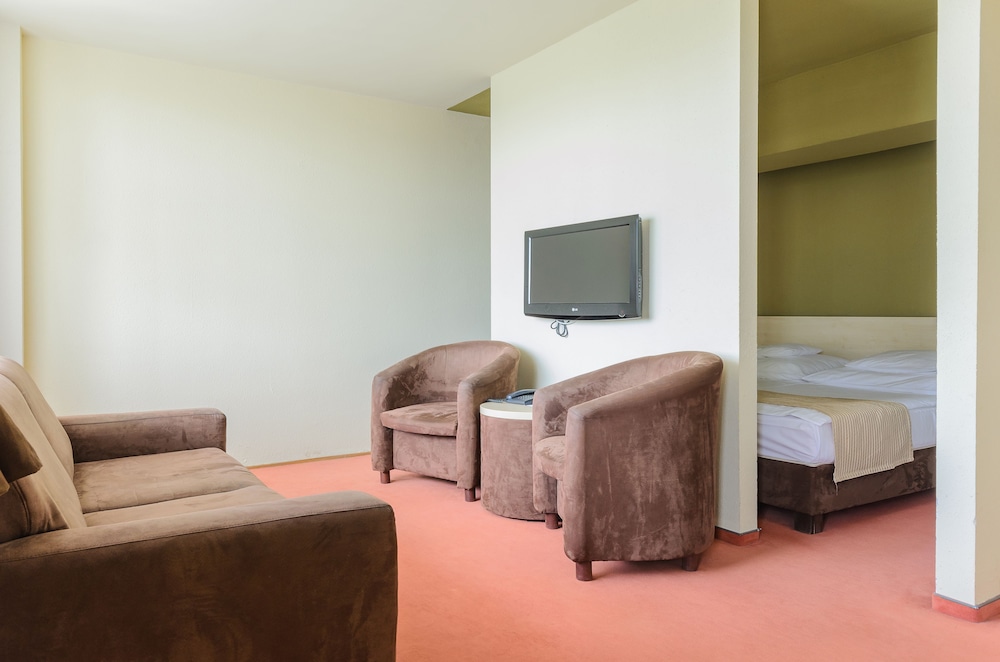 Family Room, Connecting Rooms photo 3