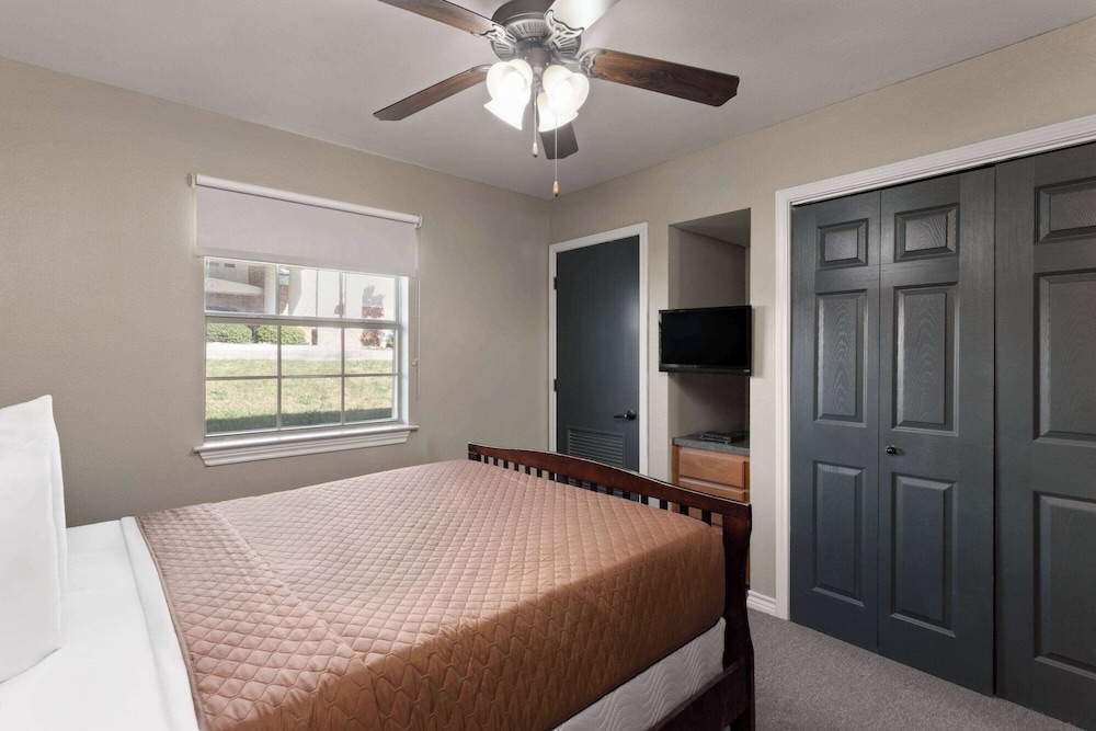 Eagle's Den Suites Kenedy a Travelodge by Wyndham, Fotografia 7