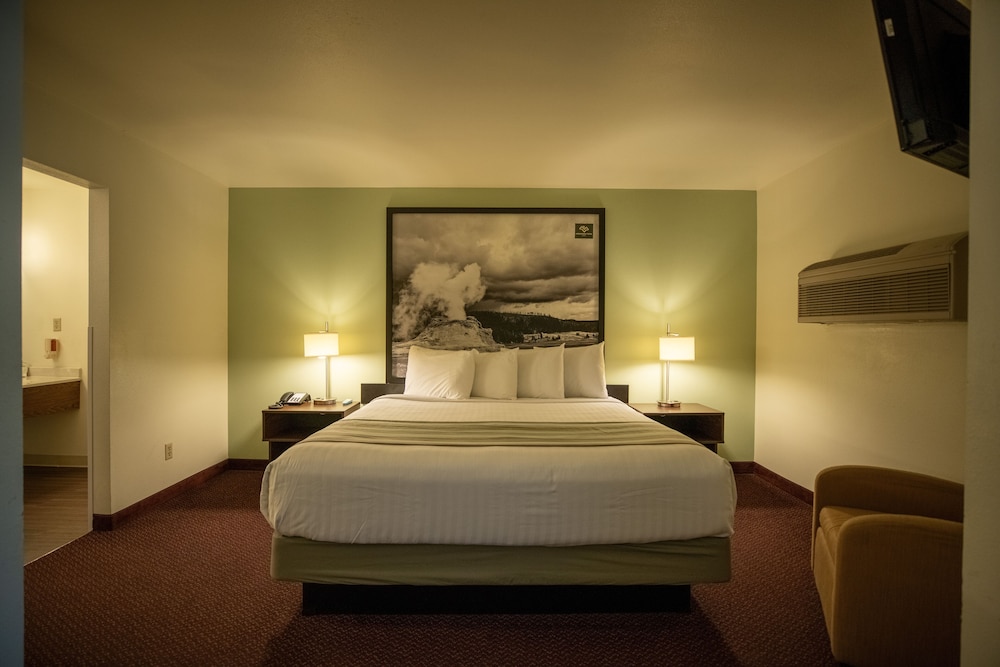 Deluxe Room, 1 King & 1 Queen photo 2