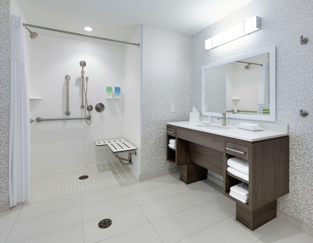 Suite, 1 King Bed, Accessible (Roll-In Shower) - Photo 4