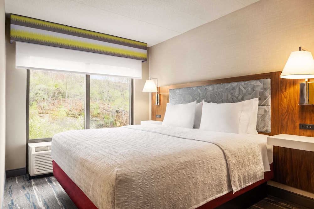 Standard Room, 1 King Bed, Non Smoking - Photo 1