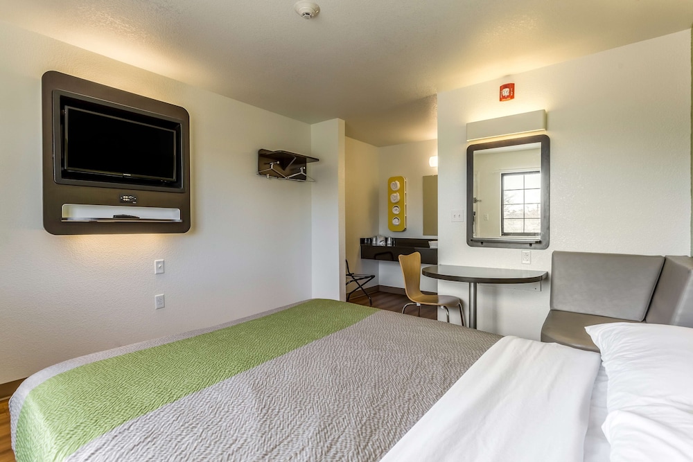 Modern, Standard Room, 1 Queen Bed, Non Smoking photo 2