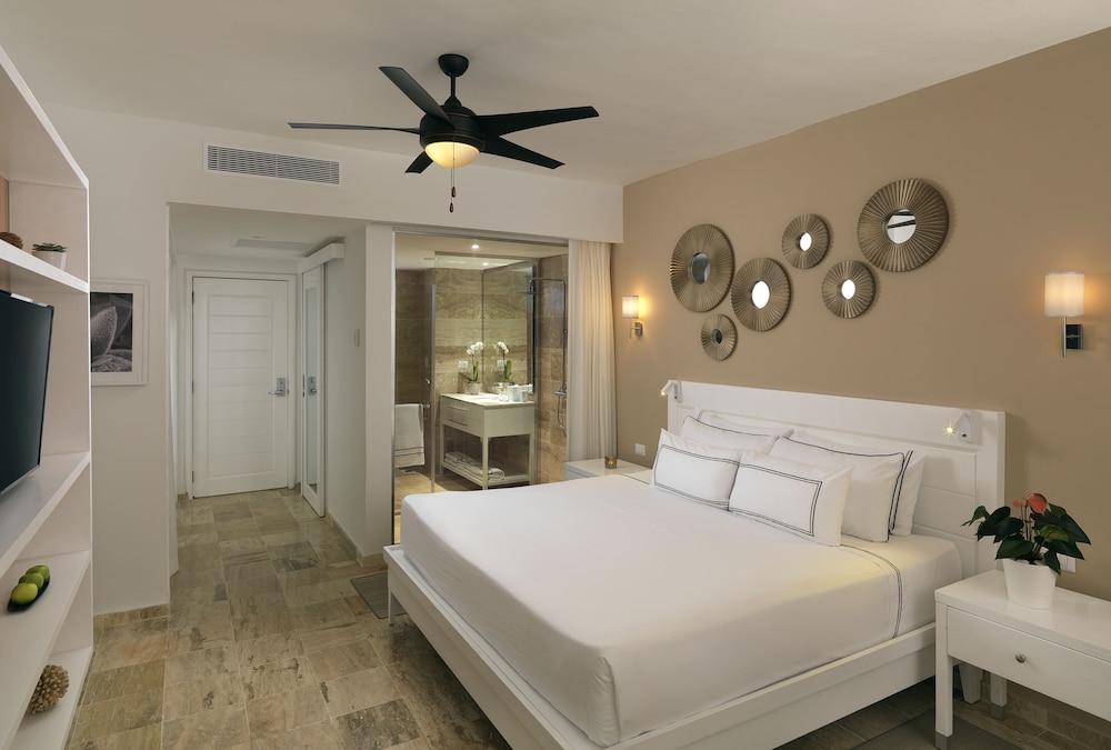 The Level Suite Tropical Palms