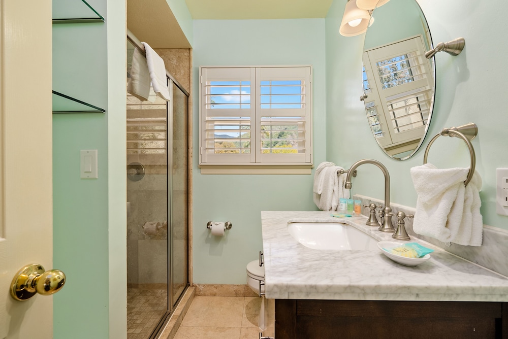 Room, 1 King Bed (Trellis Court Building) - Photo 6