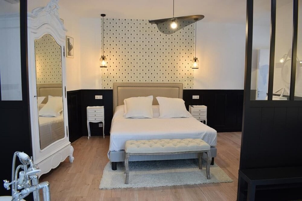 Double Room (Voltaire)