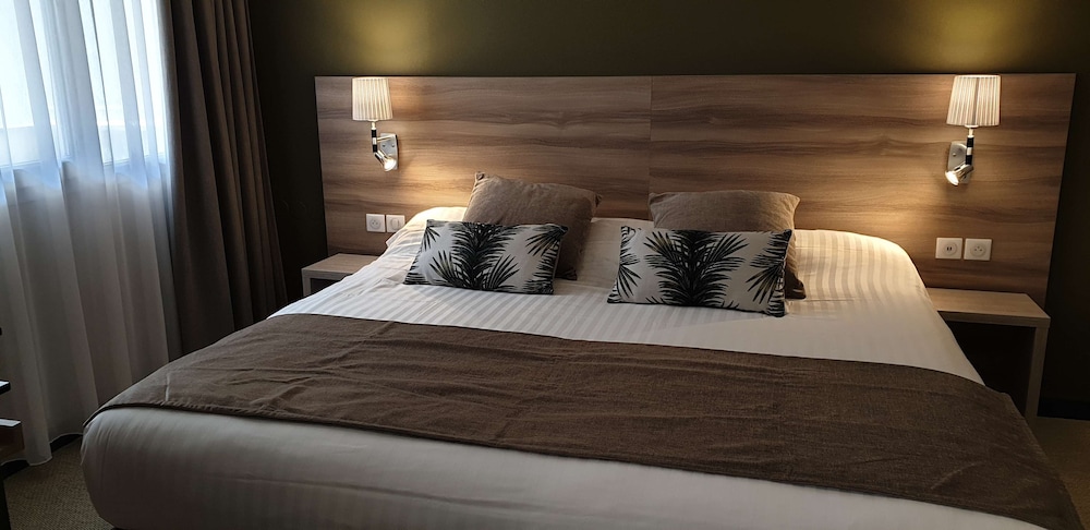 Junior Suite, 1 King Bed, Non Smoking, Bathtub (with Sofabed) - Photo 2