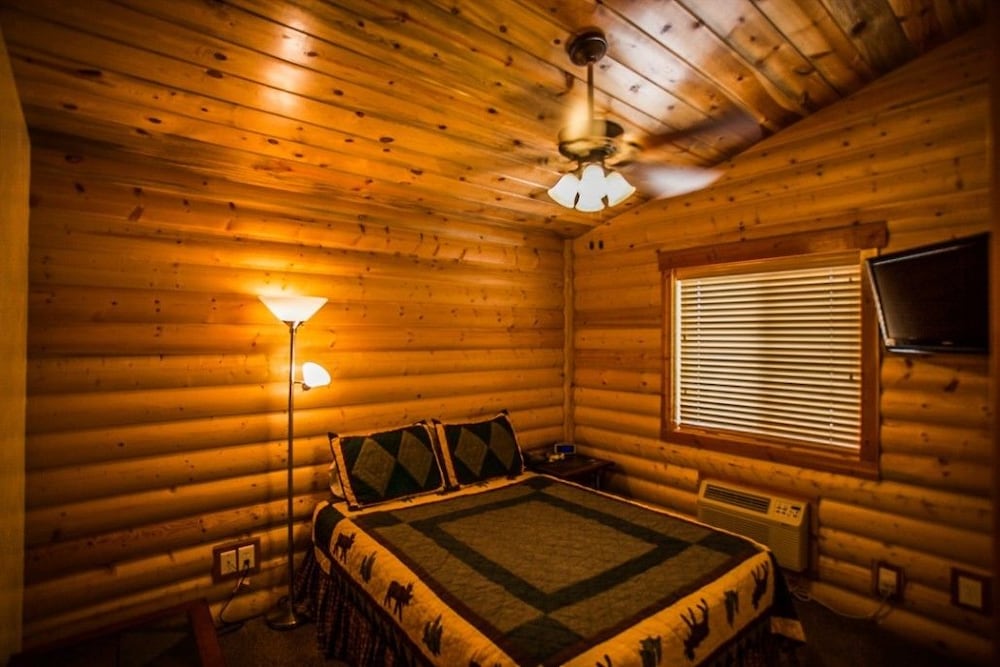 Premier Cabin, 2 Bathrooms (3 Queen Beds, Full Kitchen)