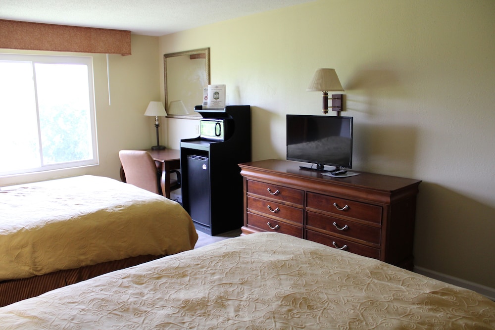 Standard Room, 2 Queen Beds, Non Smoking - Photo 3