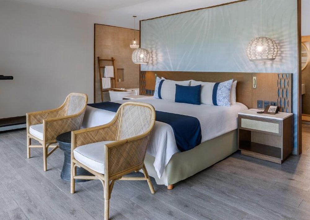 Allure Junior Suite, 1 King Bed, Adults Only (Swim Out) - Photo 3