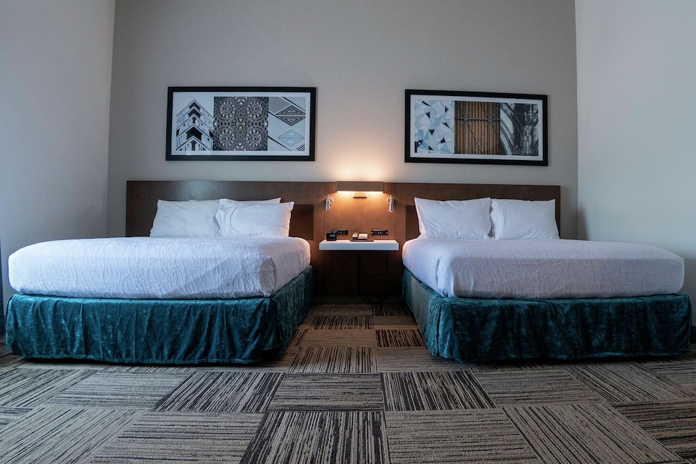 Room, 2 Queen Beds, Accessible (Roll-In Shower) photo 2