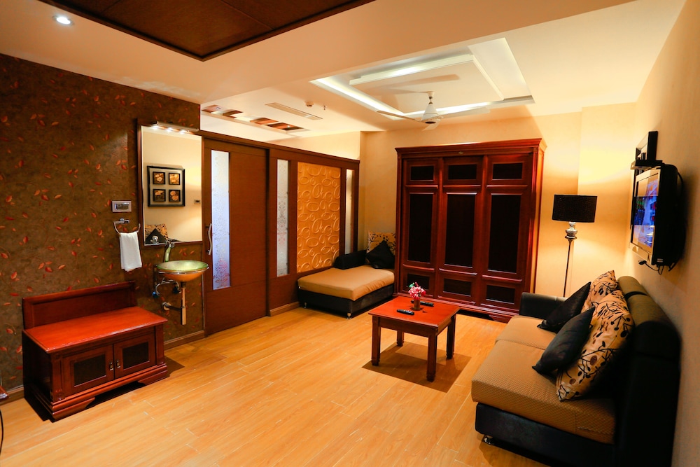 Luxury Suite, 1 Queen Bed, Patio, Executive Level photo 2