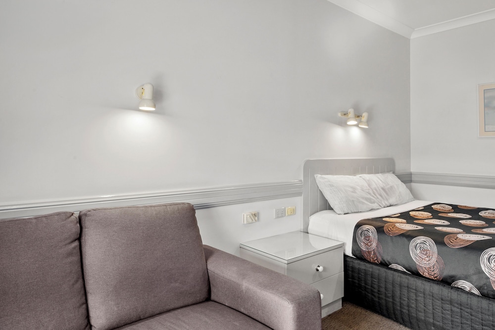 Standard Room, 1 Queen Bed photo 2