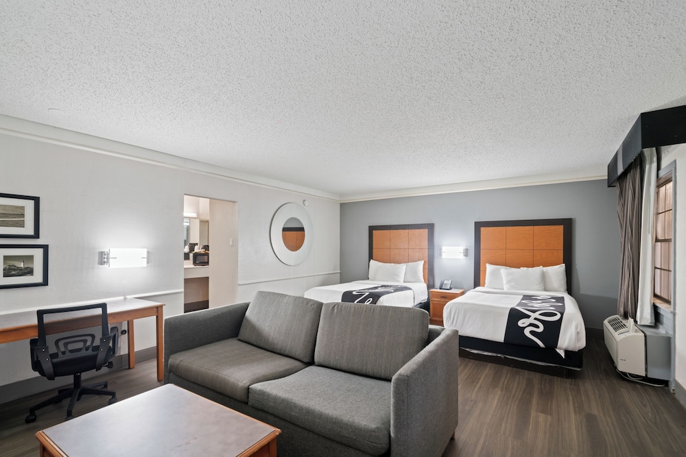 Deluxe Suite, 1 King Bed, Non Smoking photo 1