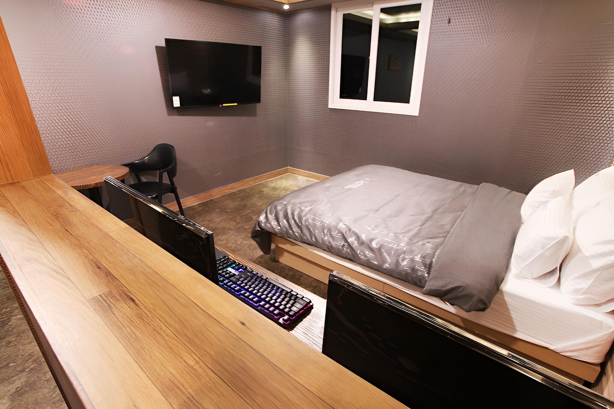 Room (Premium (2PC)) - Photo 3