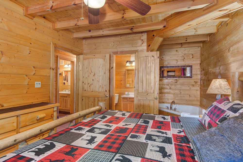 Cabin, Multiple Beds, Hot Tub, Mountain View (A Bearz Haven) photo 2